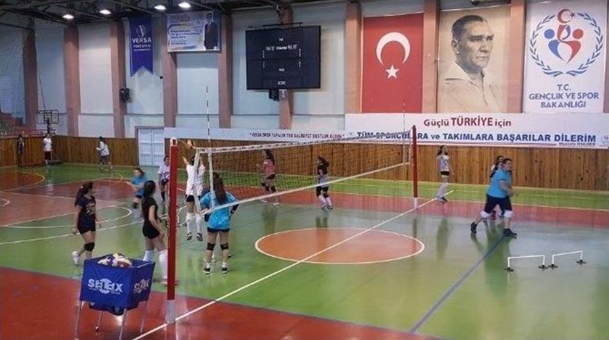 Voleybol Kış Spor Okulları 150 &Ouml;ğrenci Katılımıyla Devam Ediyor
