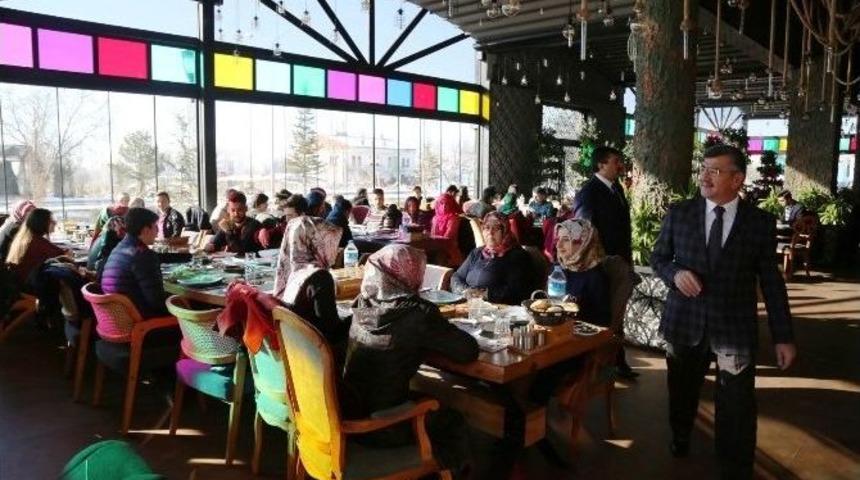 Niğde Belediye Başkanı Faruk Akdoğan, Burs Alan &Ouml;ğrencilerle Bir Araya Geldi