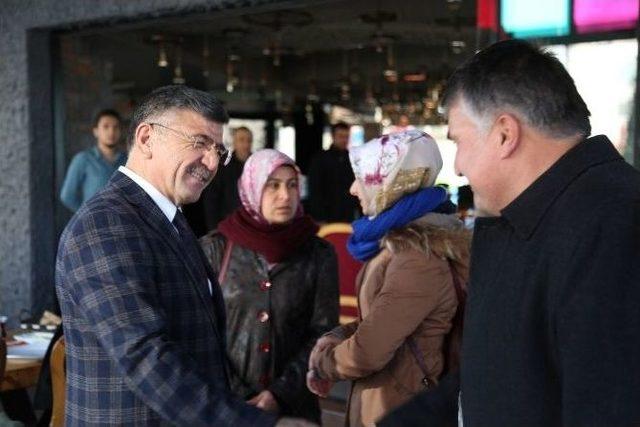 Niğde Belediye Başkanı Faruk Akdoğan, Burs Alan Öğrencilerle Bir Araya Geldi