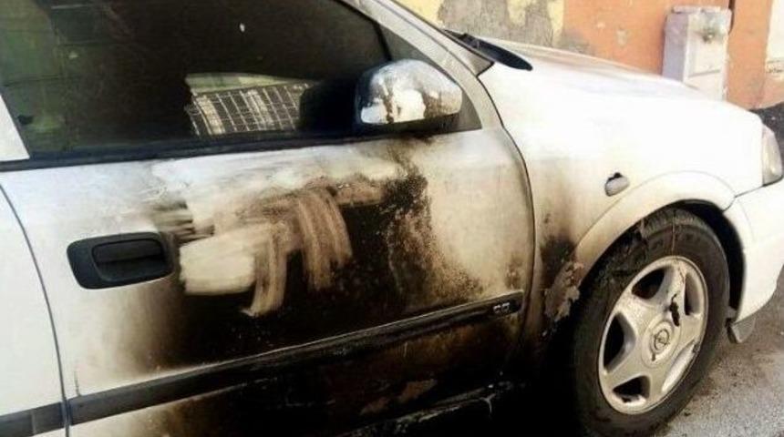 Park Halindeki İki Otomobil Kundaklandı