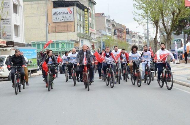 Ak Parti Geleceğe Pedal Çevirdi