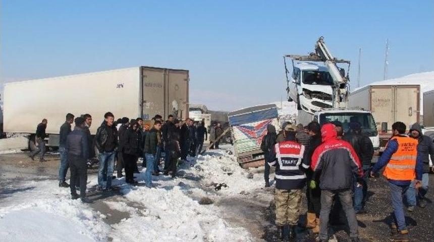 Batman&rsquo;da Zincirleme Trafik Kazası: 2 Yaralı