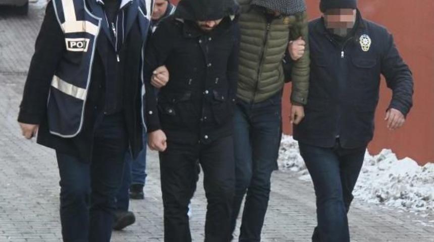 İnşaat Iş&ccedil;isini Demir &Ccedil;ubukla D&ouml;v&uuml;p, Gasp Eden 4 Kişi Yakalandı