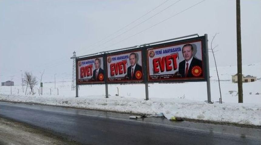 Diyadin Belediyesinden &ldquo;yeni Anayasaya Evet&rdquo; Afişleri