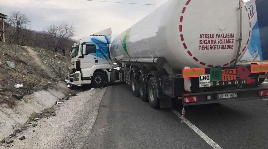 Lpg Tankeri Bariyerlere &Ccedil;arptı