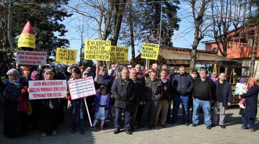 Rize'de D&uuml;ş&uuml;k Kamulaştırma Bedeli Protestosu