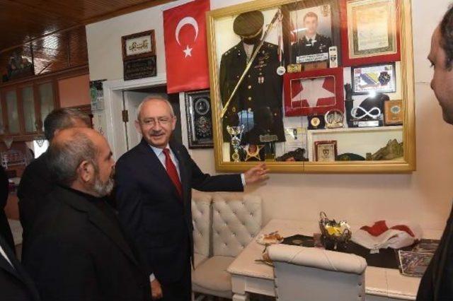 Kılıçdaroğlu, Şehit Üsteğmen Uğur Taşçı'nın Ailesini Ziyaret Etti