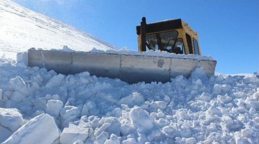 Elazığ&rsquo;da Karla M&uuml;cadele S&uuml;r&uuml;yor