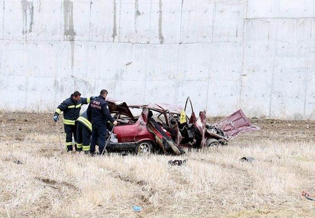 Otomobil 7 Metrelik İstinat Duvarından Aşağı Uçtu: 1 Ölü, 2 Yaralı