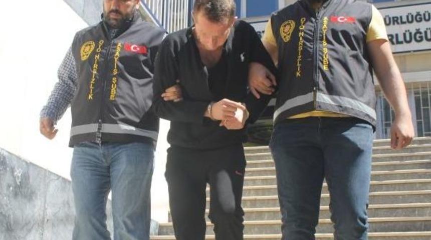 Turistleri, &Ccedil;alıntı Ara&ccedil;lara Siren Ve Tepe Lambası Takarak  Gaspediyormuş