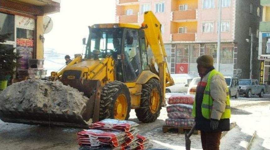 &Ouml;zalp İl&ccedil;esinde Kar Temizleme &Ccedil;alışması