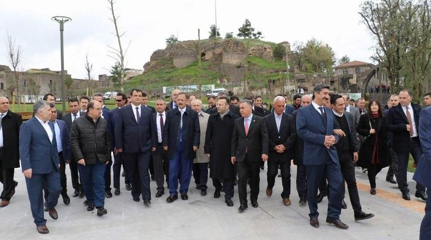 Bakan &Ouml;zhaseki İ&ccedil;kale&rsquo;yi Gezdi