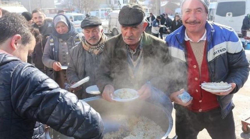 İn&ouml;n&uuml; &Uuml;lk&uuml; Ocakları Gazi Ve Şehitler İ&ccedil;in Pilav Dağıttı