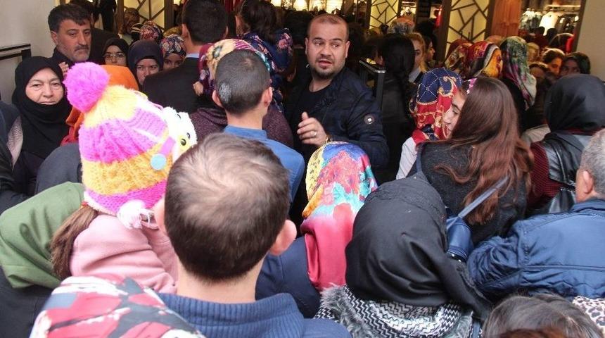 Mağaza A&ccedil;ılışında İzdiham