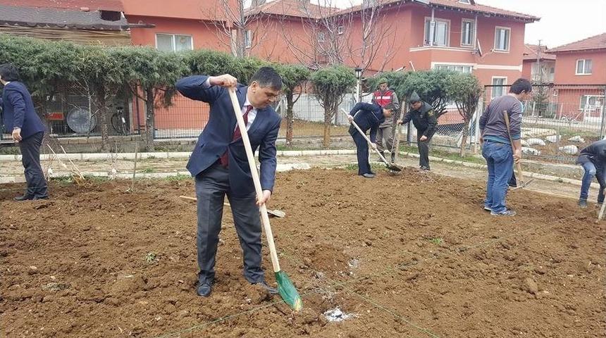Pazaryeri&rsquo;nde Yaşlılar Evinin Bah&ccedil;esine Fidan Dikimi Yapıldı