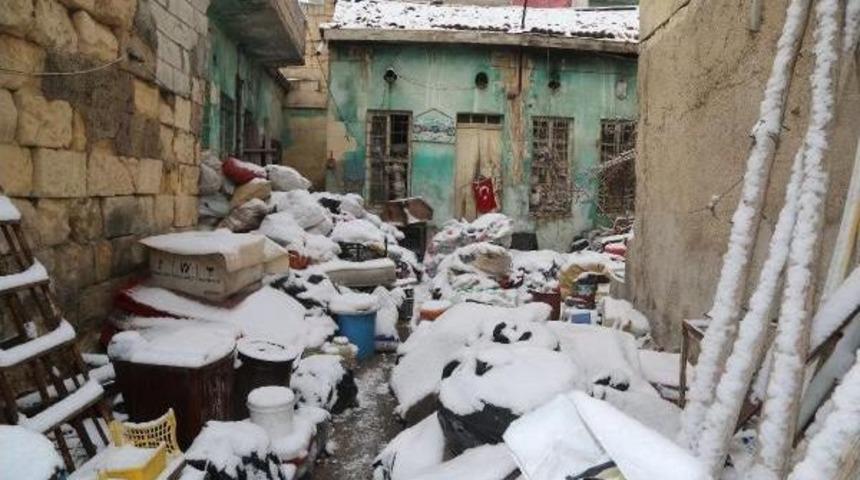 Koku Gelen Evden 4 Kamyon &Ccedil;&ouml;p &Ccedil;ıktı