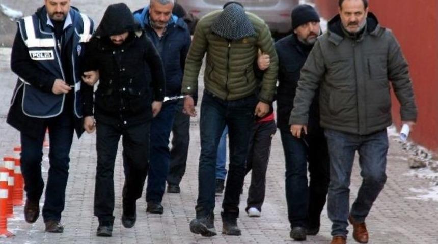 İnşaat İş&ccedil;isine 2 G&uuml;n İşkence Yapıp Gasp Eden 4 Kişi Yakalandı
