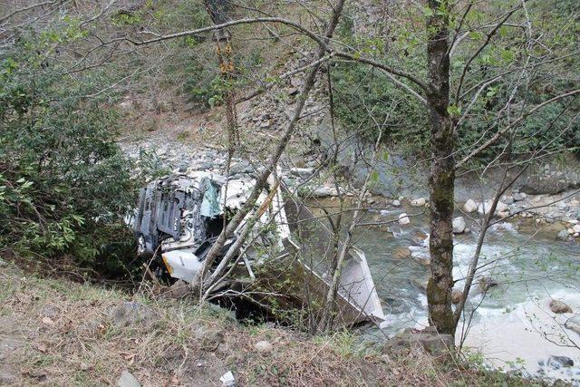 Dereye Uçan Kamyonu Böyle Dereden Çıkardılar