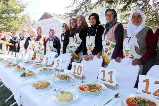 Kadınlar En Iyi Kuru Fasulye Ve Bulgur Pilavı Için Yarıştı