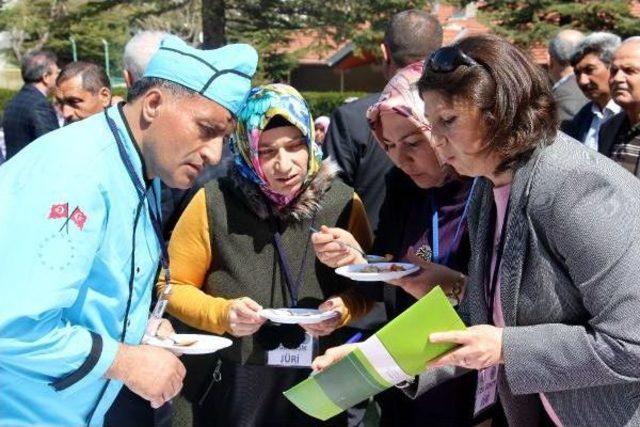 Kadınlar En Iyi Kuru Fasulye Ve Bulgur Pilavı Için Yarıştı