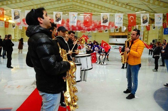 Buz Hokeyi Finalinde Miniklerin Madalya Ve Kupa Heyecanı