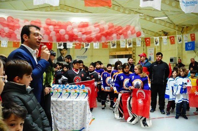 Buz Hokeyi Finalinde Miniklerin Madalya Ve Kupa Heyecanı