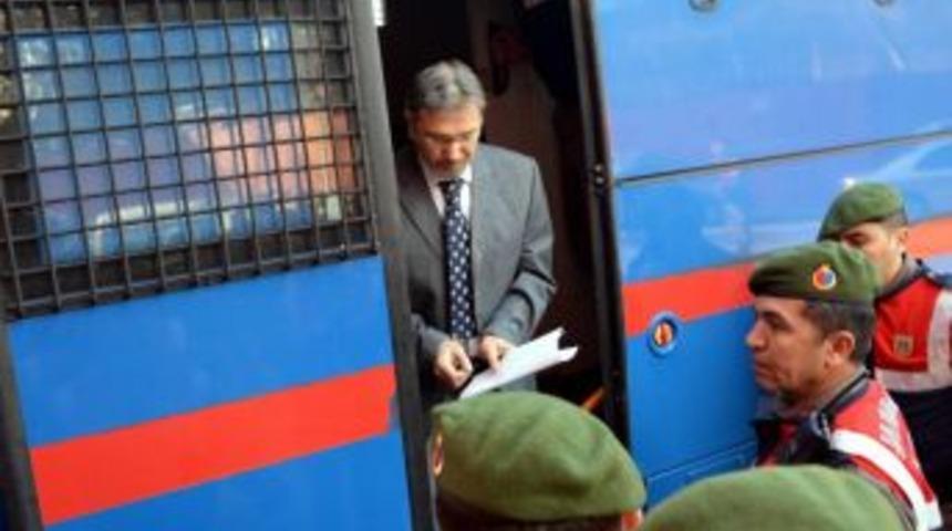 Adil &Ouml;ks&uuml;z&rsquo;&uuml;n Kardeşinin Soyadı Değişikliğine Mahkemeden Ret