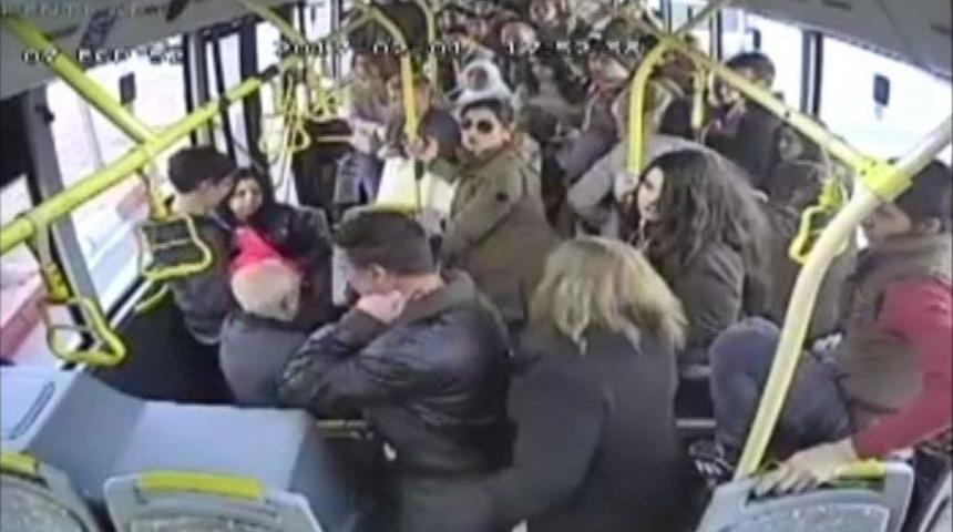 Otob&uuml;ste Yolculara Dehşeti Yaşattı