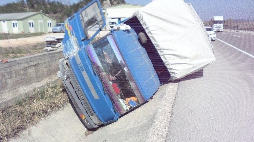 Bilecik&rsquo;te Mobilya Y&uuml;kl&uuml; Kamyon Devrildi: 2 Yaralı