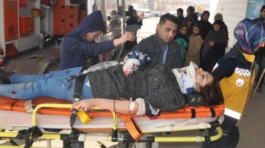 Otomobilde Sıkışan Gen&ccedil; Kızın &Uuml;&ccedil; Parmağı Koptu