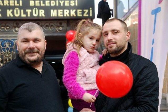 Şehit Kızı Küçük Elif ’çocuk Festivali’nin Açılış Kurdelesini Kesti