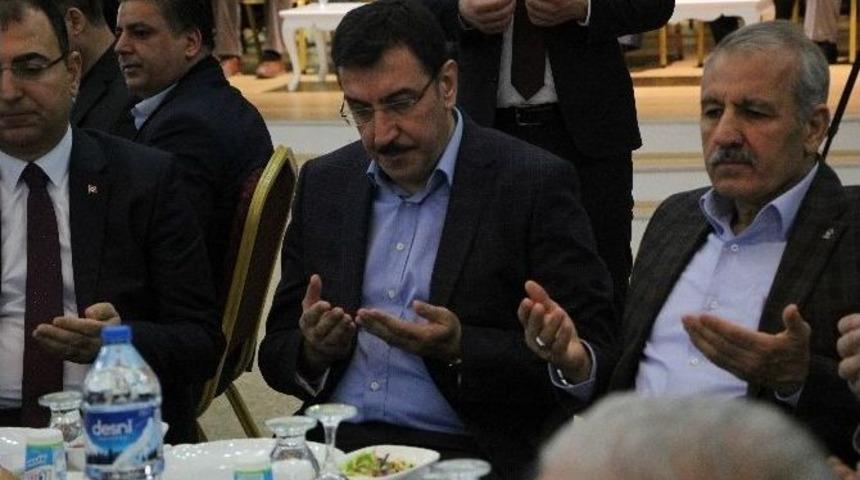 Bakan T&uuml;fenkci Annesi İ&ccedil;in Mevlit Okutturdu