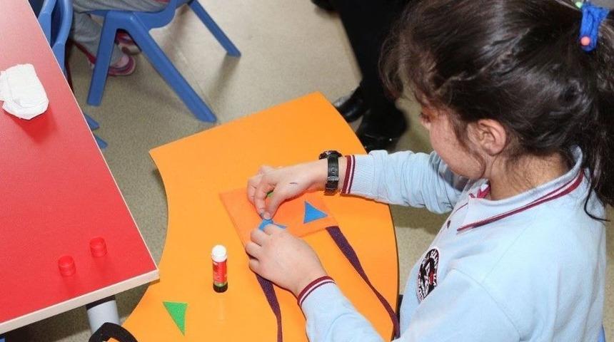 Hem Tedavi G&ouml;r&uuml;yor Hem &Ouml;ğreniyorlar.