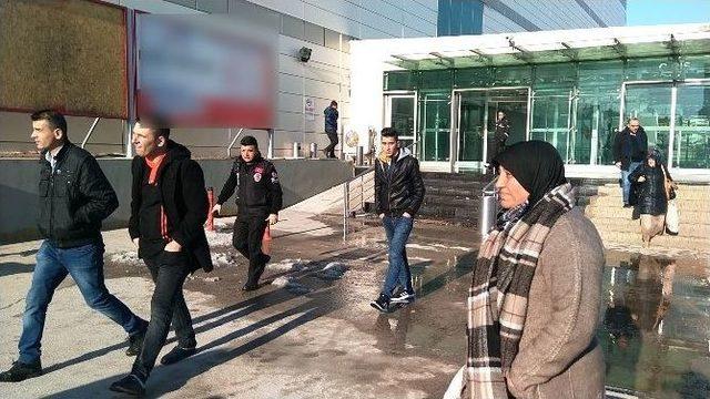 Aksaray’da Avm’nin Asma Tavanı Çöktü