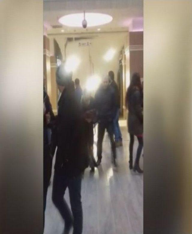 Aksaray’da Avm’nin Asma Tavanı Çöktü