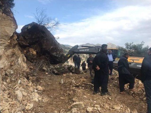 Tonlarca Ağırlığındaki Kaya Kepçenin Üzerine Düştü