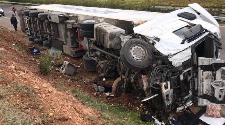 Tır, Otomobile &Ccedil;arptı: 6 Yaralı