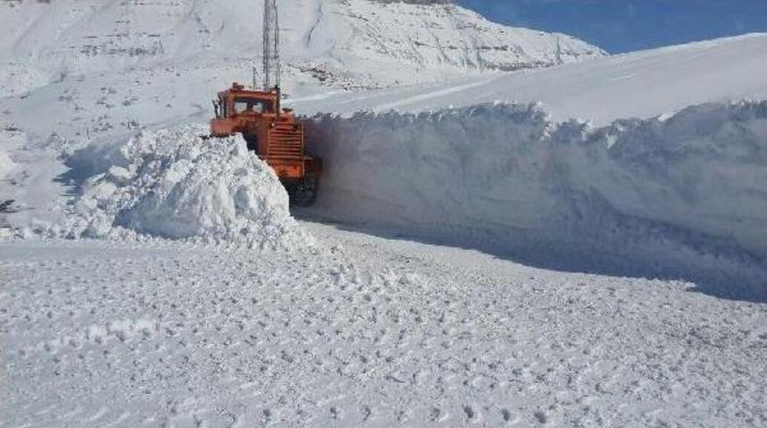 Diyarbakır-Viranşehir Yolunda Kar Mahsuru 4 Kişi 14 Saatte Kurtarıldı