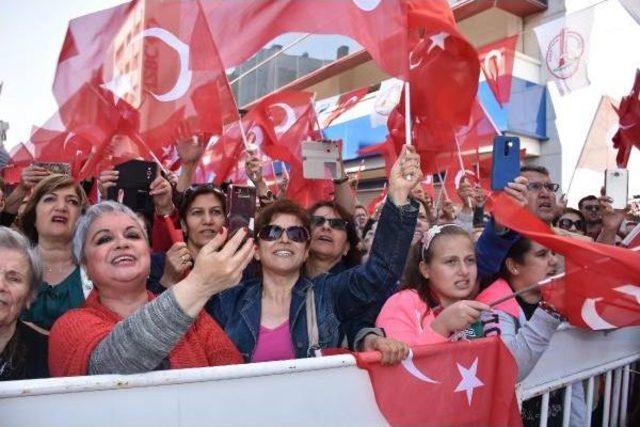 Başkan Bateri Çaldı, Karşıyakalılar İzmir Marşı Söyledi