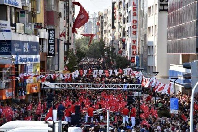 Başkan Bateri Çaldı, Karşıyakalılar İzmir Marşı Söyledi