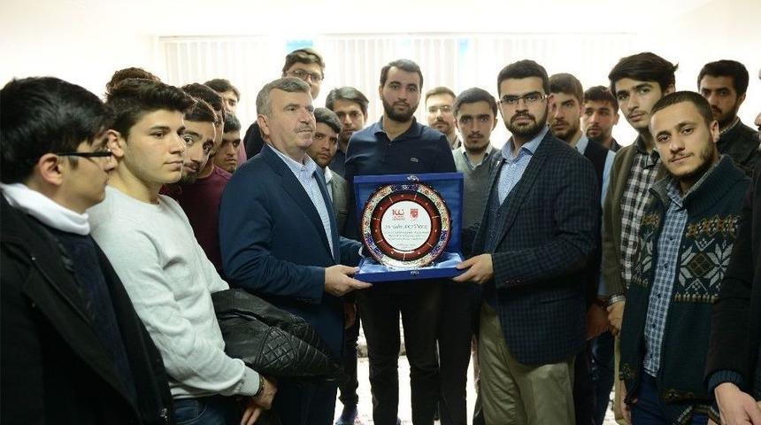 Tahir Aky&uuml;rek: "&ccedil;ağı Okuyamazsanız Folklorik Fig&uuml;r Olarak Kalırsınız"