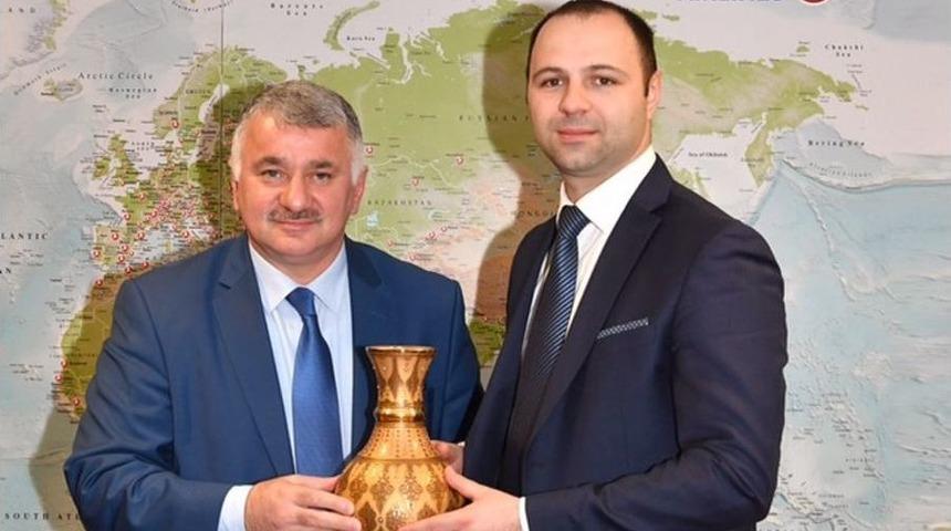 Makedon Heyetten, Thy&rsquo;ye Yeni Hat Talebi