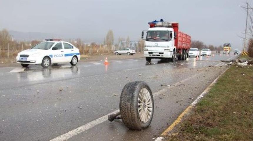 Otomobil Beton Direğe &Ccedil;arptı: 2 Yaralı