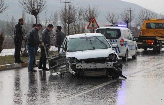 Otomobil Beton Direğe &Ccedil;arptı: 2 Yaralı 1