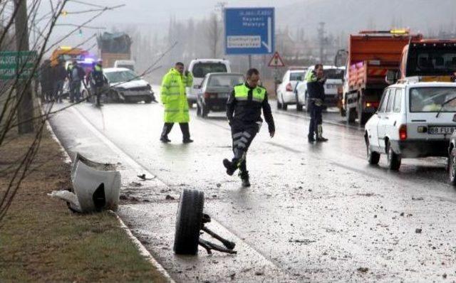 Otomobil Beton Direğe &Ccedil;arptı: 2 Yaralı 2