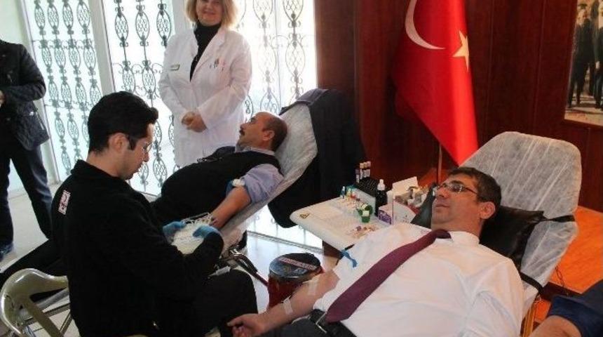 Sağlık &Ccedil;alışanları, Kan Bağışında Bulundu