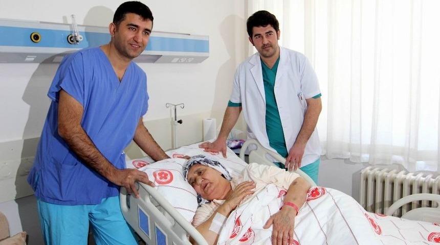 65 Yaşındaki Kadına Kasığından Beyin Ameliyatı Yapıldı