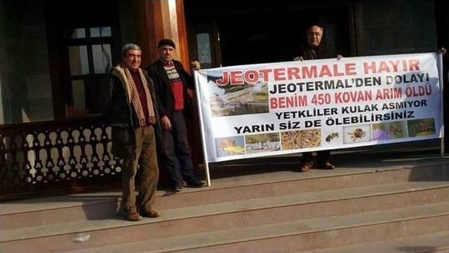 Geçen Sene Hastalıktan Ölen Arıları İçin Kendini Yaktı