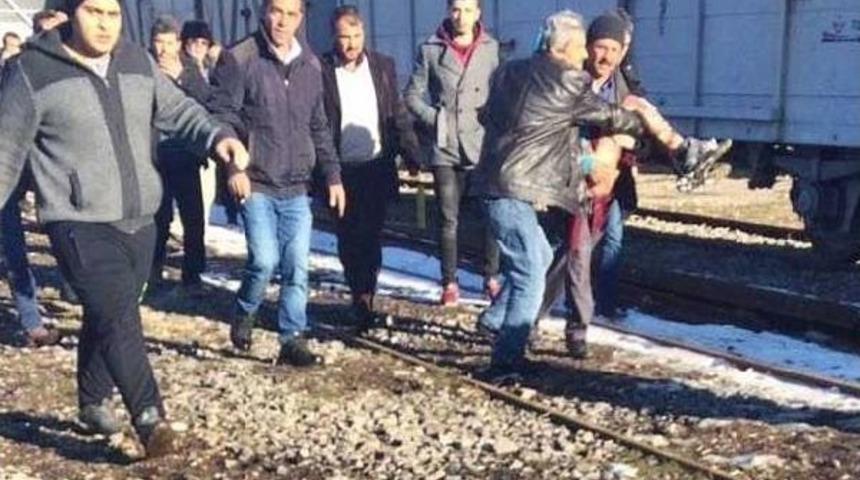 Tren Vagonuna &Ccedil;ıkan &Ccedil;ocuğa Elektrik &Ccedil;arptı