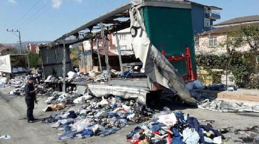 Balataları Tutuşan Tır'ın Dorsesi Yandı